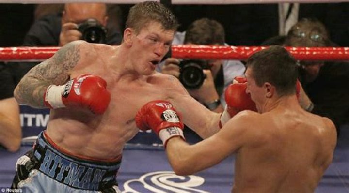 Senchenko's body shot KOs Hatton in ninth round